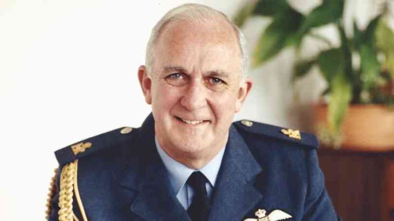 Air Chief Marshal Sir John Day obituary: inspirador piloto de helicóptero.